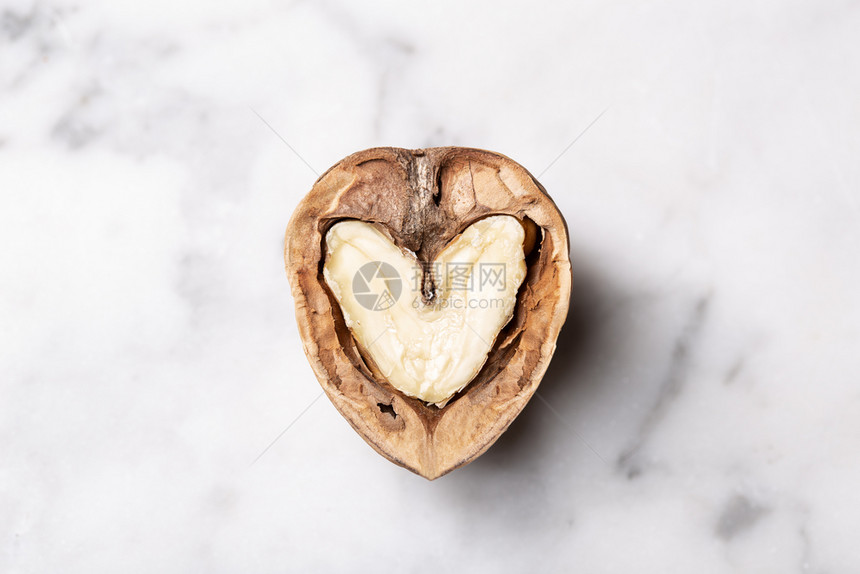 纤维爱的概念里有心脏形状的开放胡桃白色自然图片