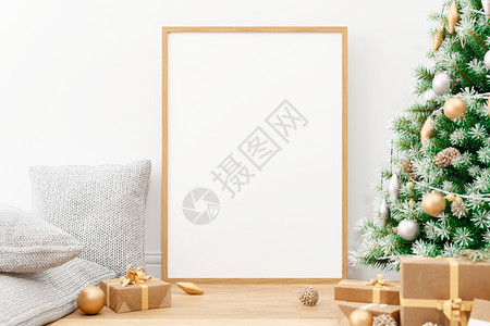 快乐的内墙上装有垂直木头海报照片架枕头圣诞树和3D装饰品家季节图片