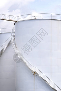 垂直框中白色储油燃料箱螺旋楼梯的低角度视图蓝色的气体图片