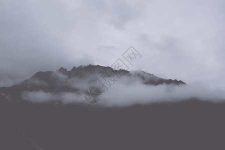 山坡在云中躺着青绿的阴锥被迷雾笼罩在景色风中自然蓝的国图片