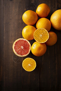 生锈木制板上橙子和葡萄油的顶端视图像食物有机的橘子图片