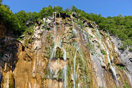 森林克罗地亚普利维茨湖泊公园风景中美丽的瀑布在景观户外图片