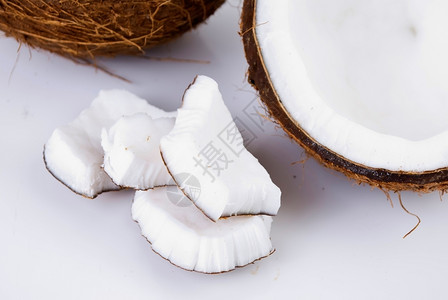 创造力玻璃白底隔离的新鲜切椰子和奶粉圆形的图片