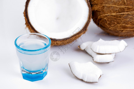 热带健康可白底隔离的新鲜切椰子和奶粉图片