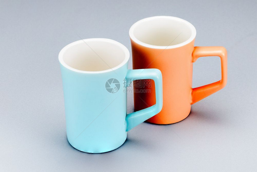 家庭或者白色背景上的两个用于咖啡或茶的瓷泥杯白色背景上的两个茶瓷泥杯处理图片