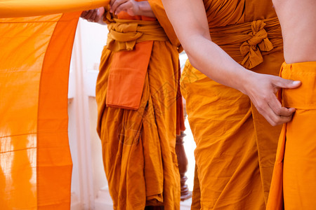 佛教和尚的黄袍佛教和尚的紧贴冥想仪式纺织品图片