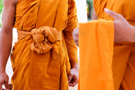 佛教和尚的黄袍佛教和尚的紧贴颜色受戒冥想图片
