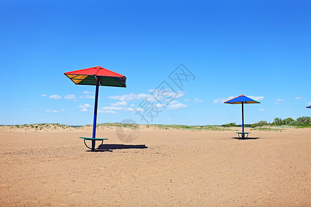 空旷沙滩上的遮阳伞图片