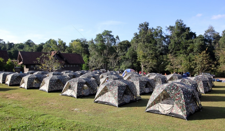 在山中草原上扎营帐篷野草地假期图片