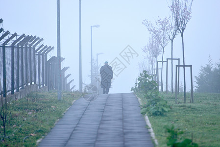 男子在雾中独自行走有秋天人们图片