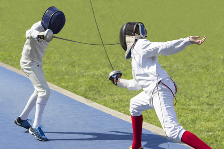 击手移动两名青年男子在户外操场上打击运动员优雅图片