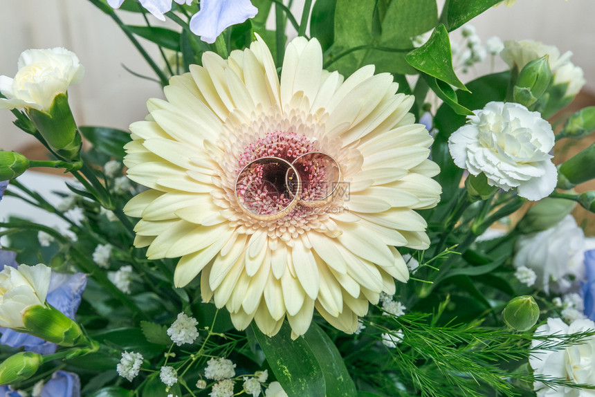 丈夫两环和绿叶拉托维亚艺术婚礼照片2017年花朵结婚图片
