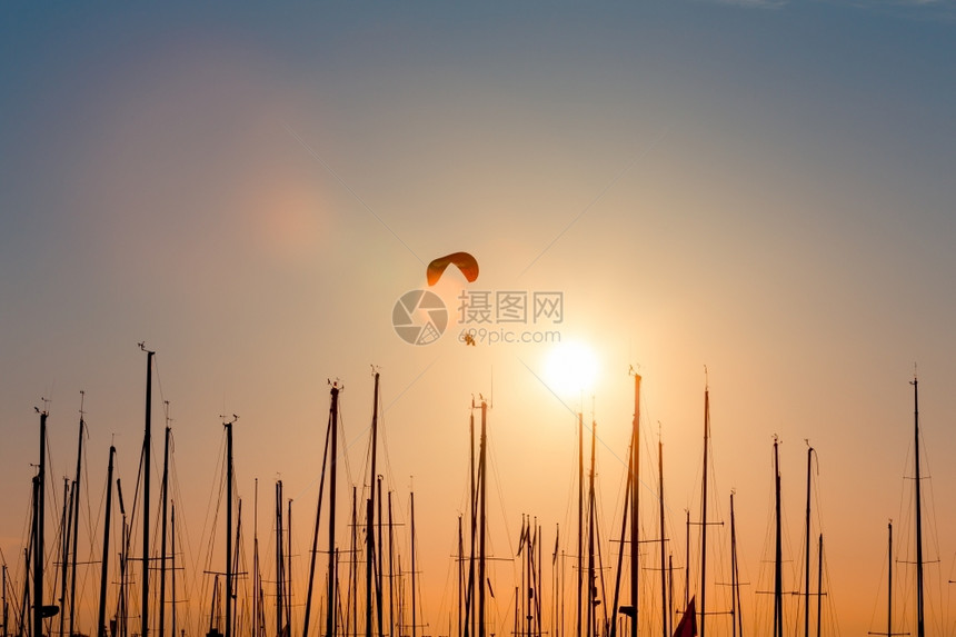 空气日落在游艇双轮和太阳海上滑翔降落伞图片