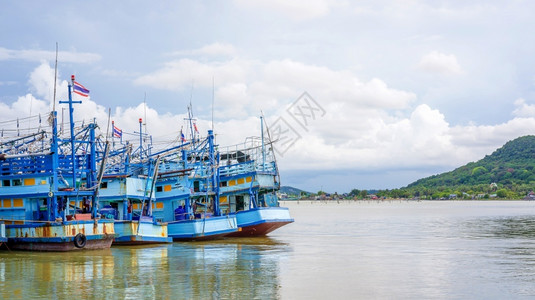 景观泰国海上的蓝渔船岸图片
