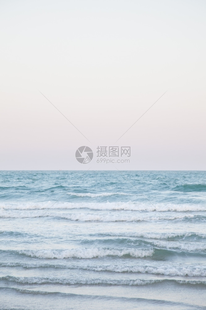 清除新鲜的海浪淹没在滩上水晶清澈的海在一天有点波浪图片