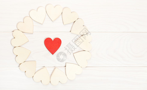 墙纸快乐的红色木心在本底博爱概念中被其他心脏环绕着的红木心背景图片