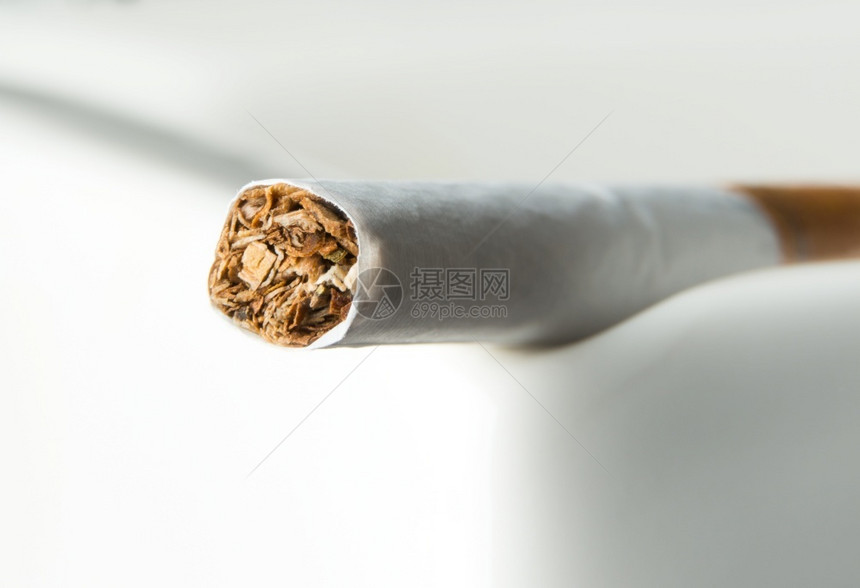 关闭香烟里面的草细节目灰缸图片