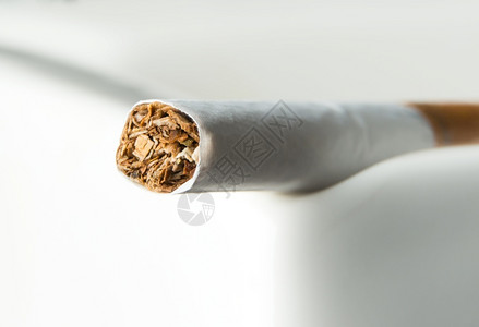 关闭香烟里面的草细节目灰缸背景图片