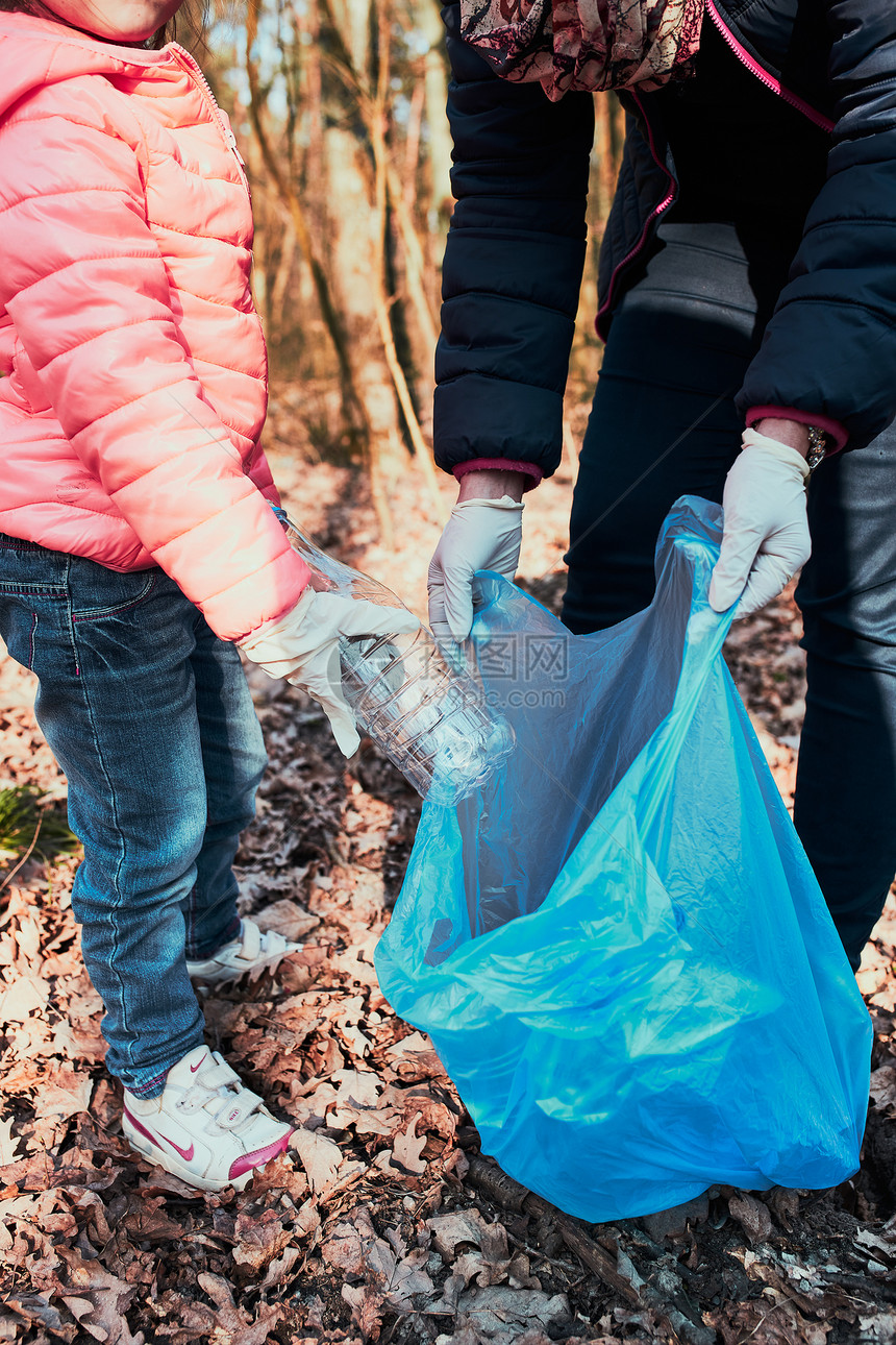 家庭清理森林志愿者将塑料垃圾装袋污染和过多垃圾的概念环境问题破坏对的责任真实人情况在职活动家一种图片