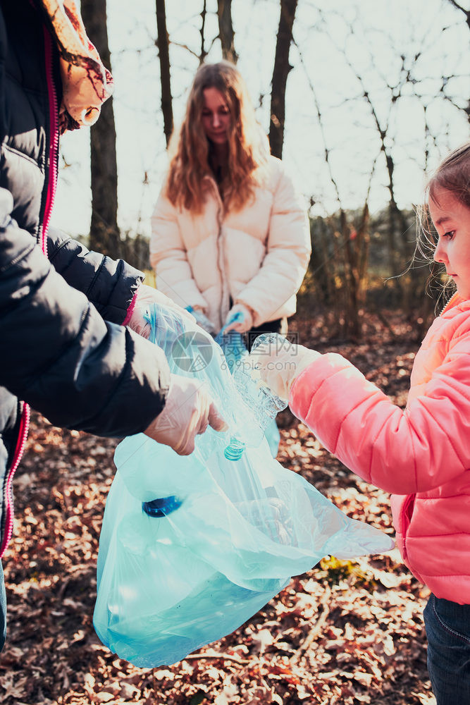 家庭清理森林志愿者将塑料垃圾装袋污染和过多垃圾的概念环境问题破坏对的责任真实人情况包自然收集图片