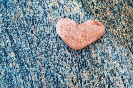 假期象征红色石头心深背景上的心形石头深色背景上的心形石头红色心浪漫的图片