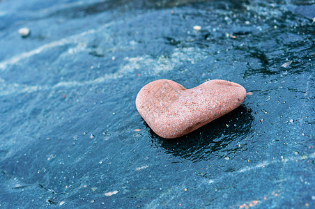 制作空白的海红色石头心深背景上的心形石头深色背景上的心形石头红色心图片