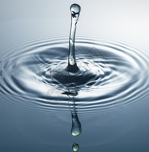 气泡蓝色的降低水滴摄影一两水从高处倒入中当它们撞到水或相时被俘获图片