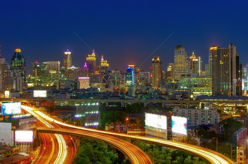 城市的曼谷郊交通在黄昏曼谷中心商业区的高速公路上行驶在曼谷交通中桥建筑学图片