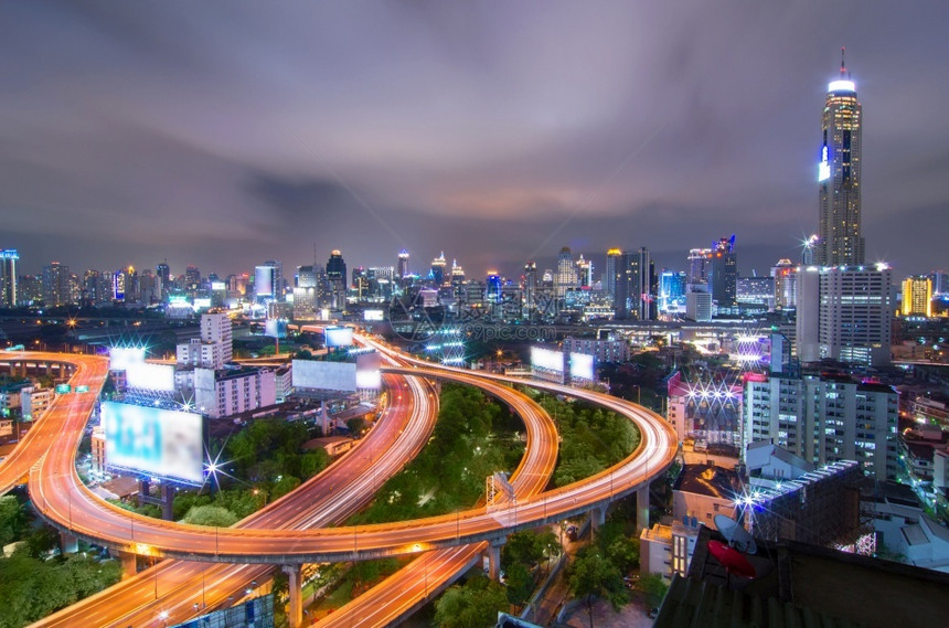 城市曼谷郊交通在黄昏曼谷中心商业区的高速公路上行驶在曼谷交通中住宅公寓图片