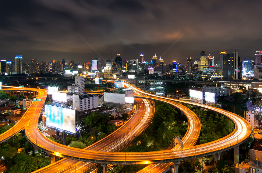 高的曼谷市郊交通在黄昏曼谷中心商业区的高速公路上行驶在曼谷交通中城市摩天大楼图片