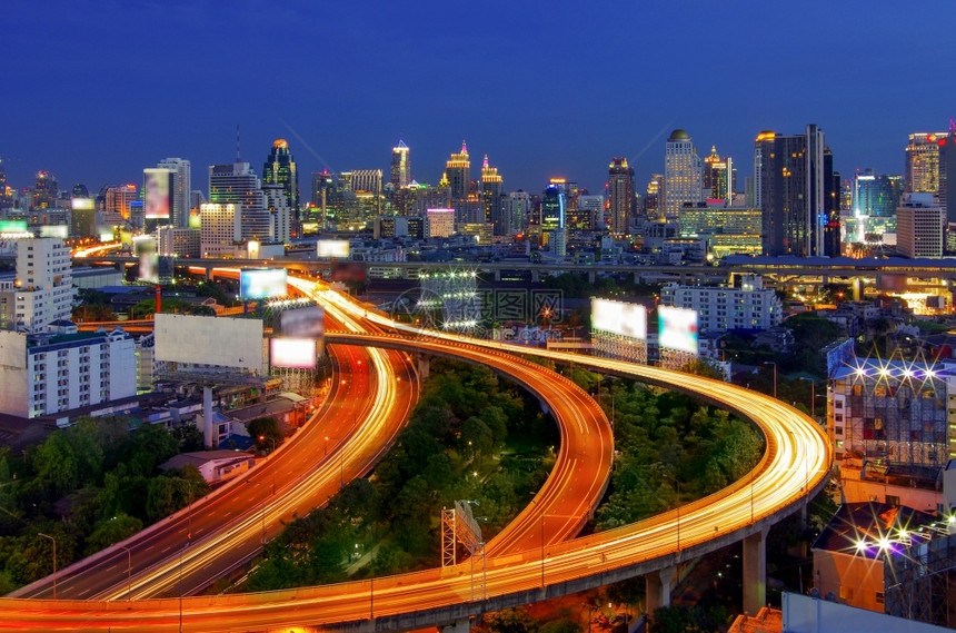 市中心城的天空曼谷郊交通在黄昏曼谷中心商业区的高速公路上行驶在曼谷交通中图片