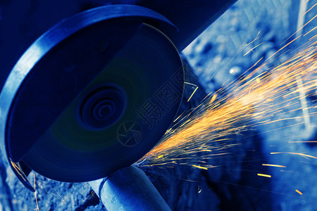 用电锯金属管和Sparks用蓝色锯铁管和电Sparks飞磨床制造业图片