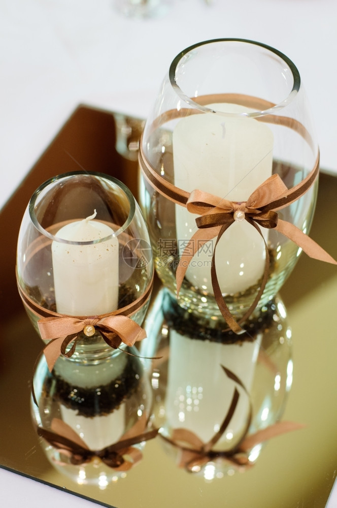庆典婚礼或其他活动的节庆桌位设置安排为了花瓶图片