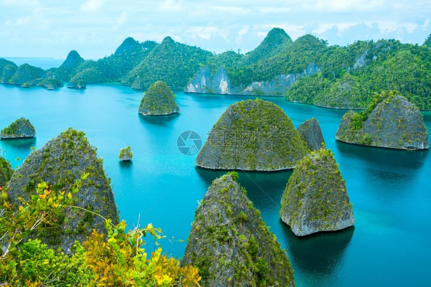 海天空自然印度尼西亚许多小岩石岛屿覆盖着木林和冷冻水热带小岛屿与森林长生不鲜图片