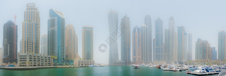 迪拜Marina的娱乐游艇港其背景是摩天大楼空复杂的船图片