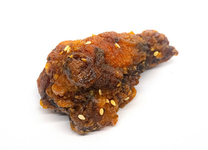 美味的肉烧烤香辣和酸酱的韩国式炸鸡孤立于无背景中图片