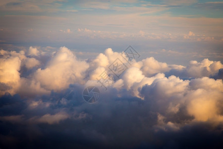 日落时天空和云彩的景象覆盖天际线寒冷的图片