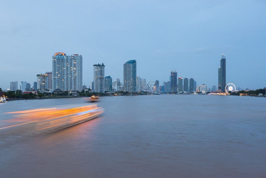 运输曼谷市在的摩天大楼里位于清光闪耀的城市风景中首都船图片