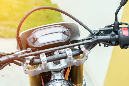 发动机金属封锁数英里的摩托车交通概念车轮优质的图片