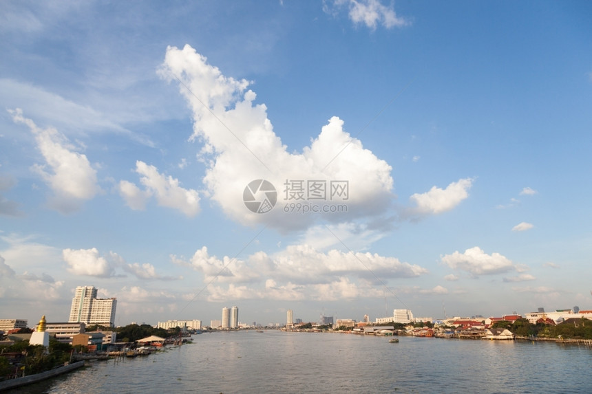 水城市披耶ChaoPhraya河附近有建筑物和摩天大楼在白空晴朗图片