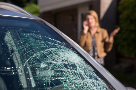 车挡风玻璃坏后妇女呼救电话碰撞拥有破碎的背景图片