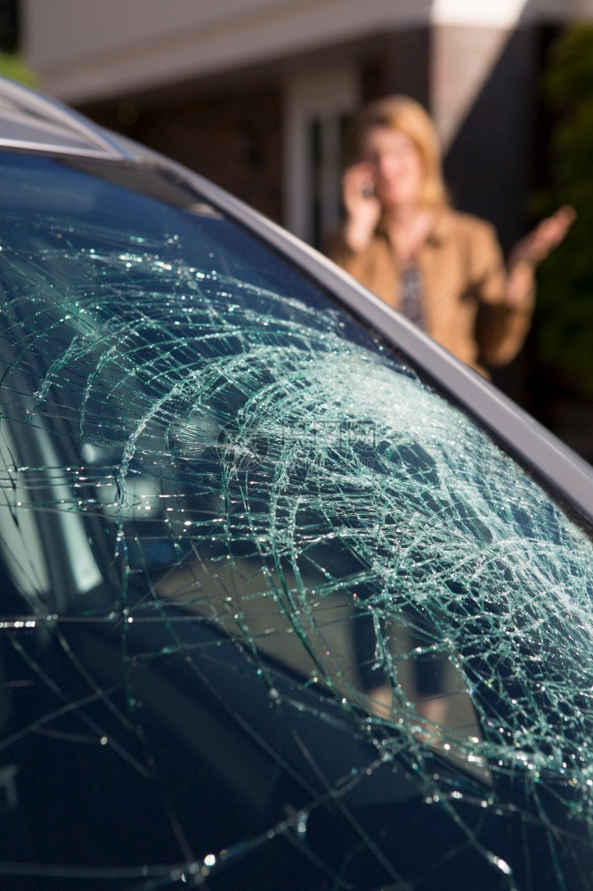 车辆打电话司机挡风玻璃坏后妇女呼救电话图片