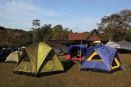 在露营地帐篷太阳活动帆布图片