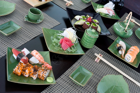 a日本一家餐馆的张桌布深度虾食物图片