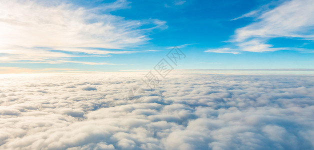 日出在飞机窗上的云异常极好蓝色图片