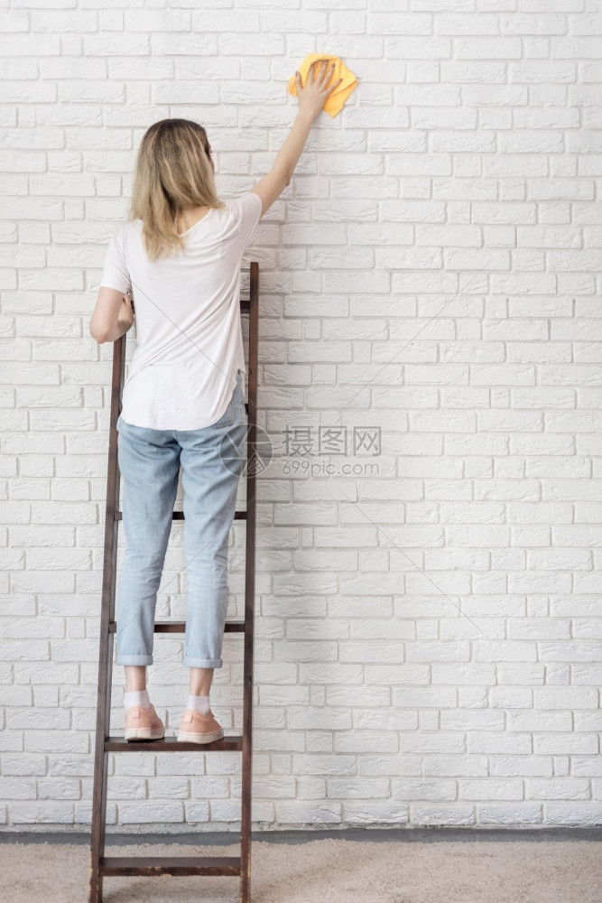 业务后视妇女清理砖墙梯坚果花朵图片