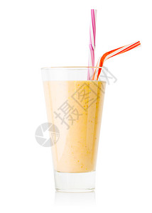 乳汁淤积饮料或者香蕉草冰和酸奶放在一个高玻璃杯中用两根稻草隔离在白底香蕉草沙或乳汁上用两个树枝活力背景