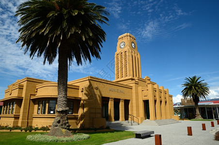 次镇设施新西兰港海岸和的标志钟表塔和理事会议厅大楼背景