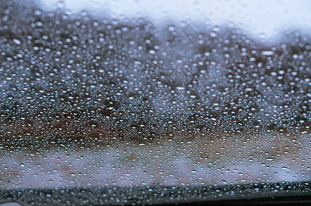 露象征汽车玻璃上的水滴雨汽车玻璃上的水滴分图片
