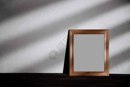 装饰家照片框架蒙上图象包括剪贴路径框架位于房屋地板上有日光阴影小路图片